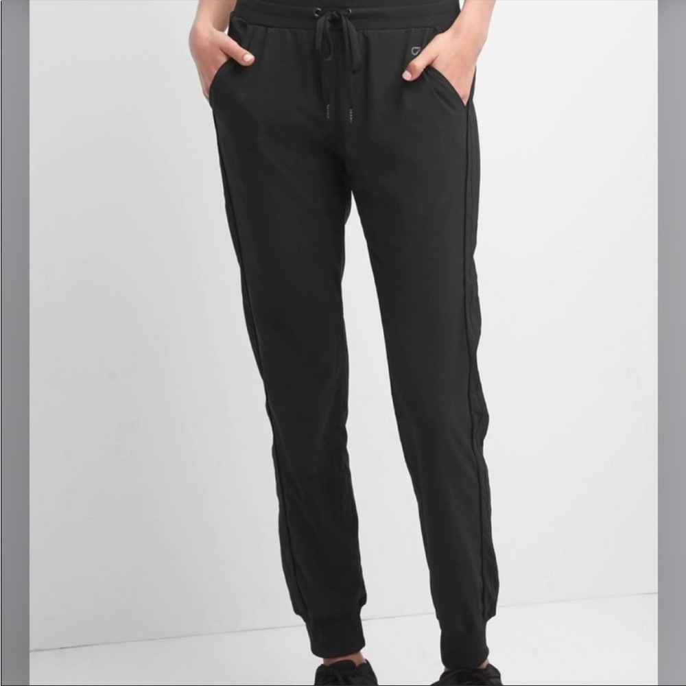 GAPFIT Women's Black Stretch Poly Woven Studio Jogger